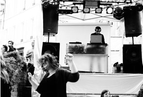 fan danse devant le DJ