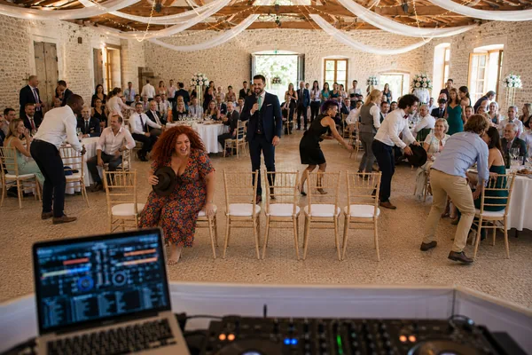Participants du Jeu des 12 mois courant chercher des objets pendant une animation de mariage