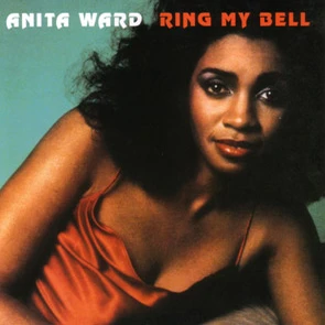Pochette du single Ring My Bell d’Anita Ward montrant la chanteuse souriante de face