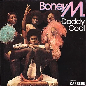 Pochette du vinyle Daddy Cool de Boney M avec les membres du groupe posant en tenues disco rétro